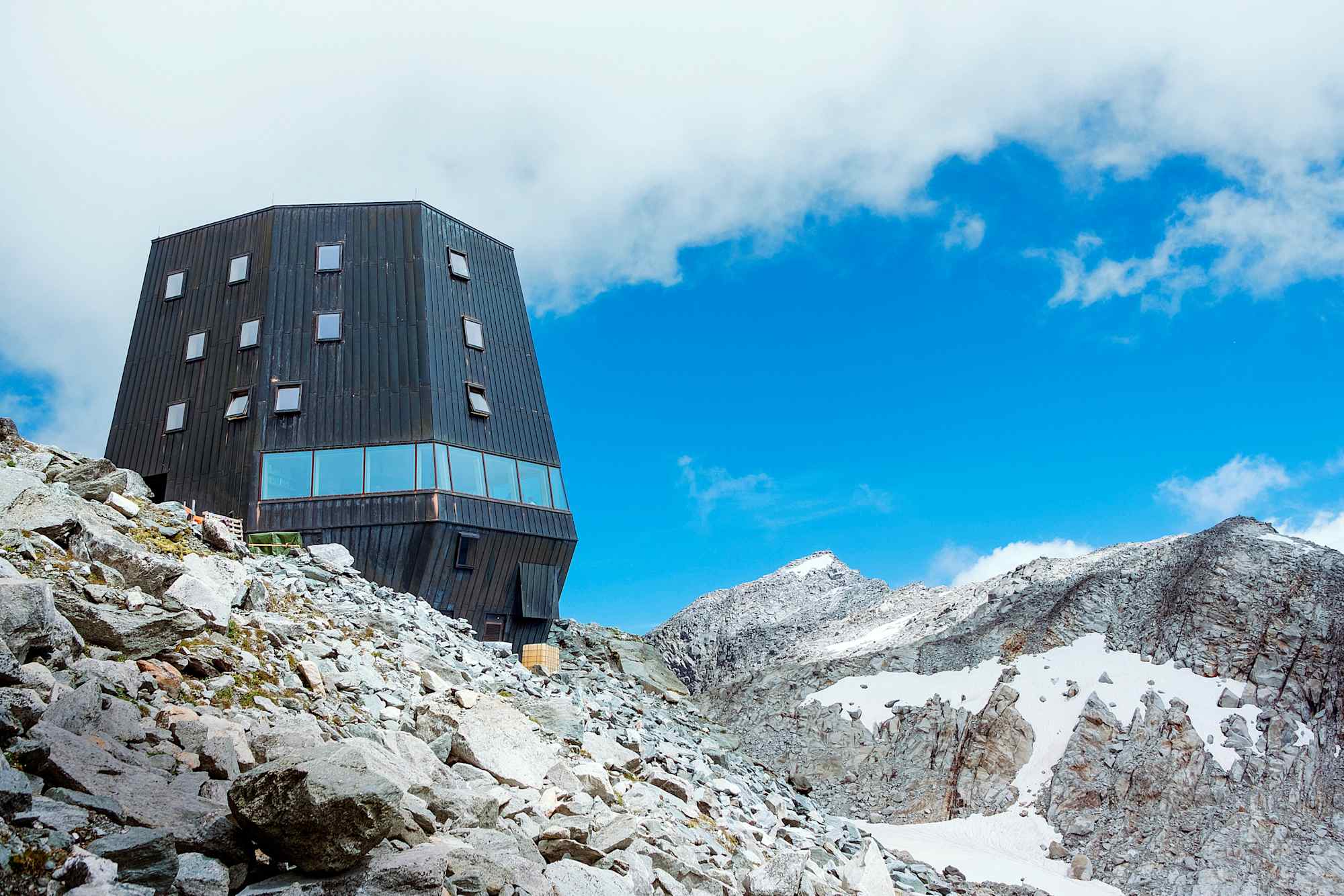 Großes Hüttenportrait über die imposante Schwarzensteinhüte im Tiroler Zillertal